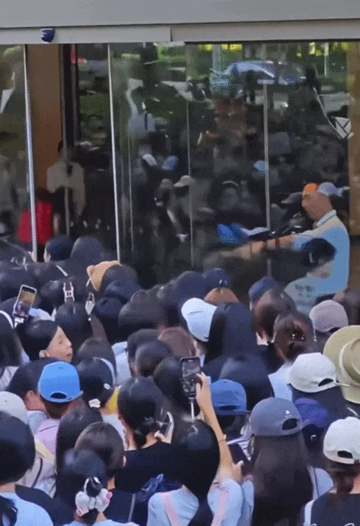 大批粉丝挤爆商场玻璃,张凌赫线下活动被取消